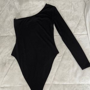 Black one sleeve bodysuit 🖤